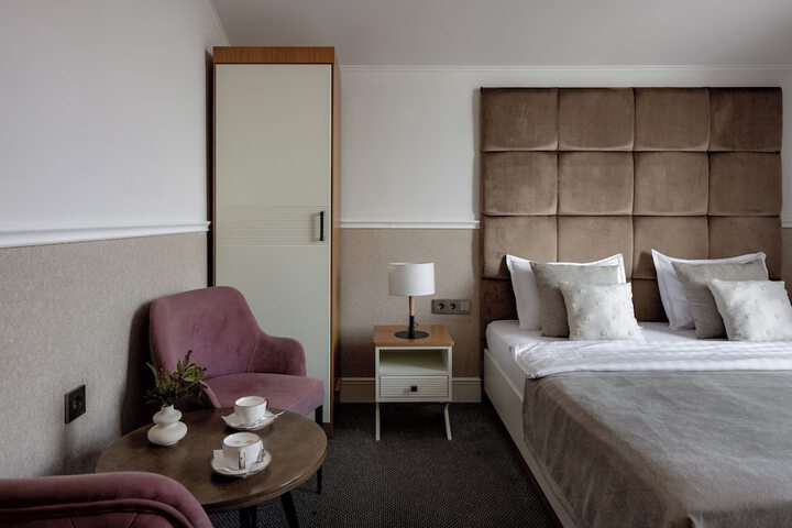 Room 9 of 26