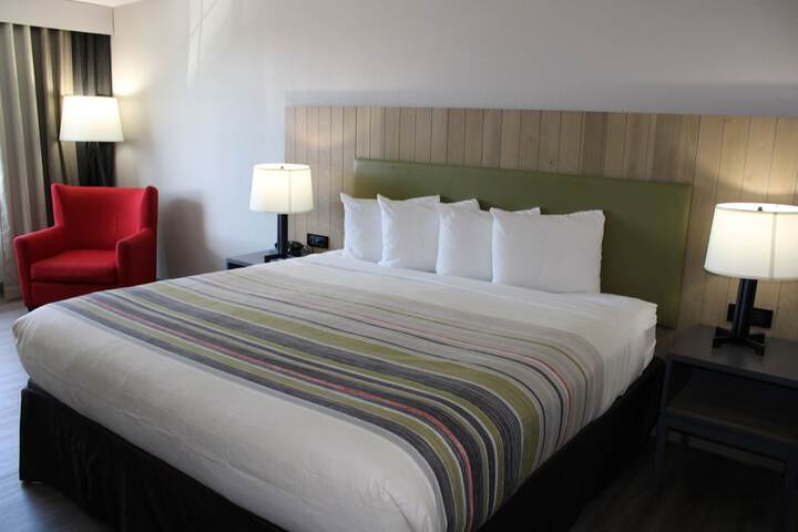 1 King Bed (8 of 10)
