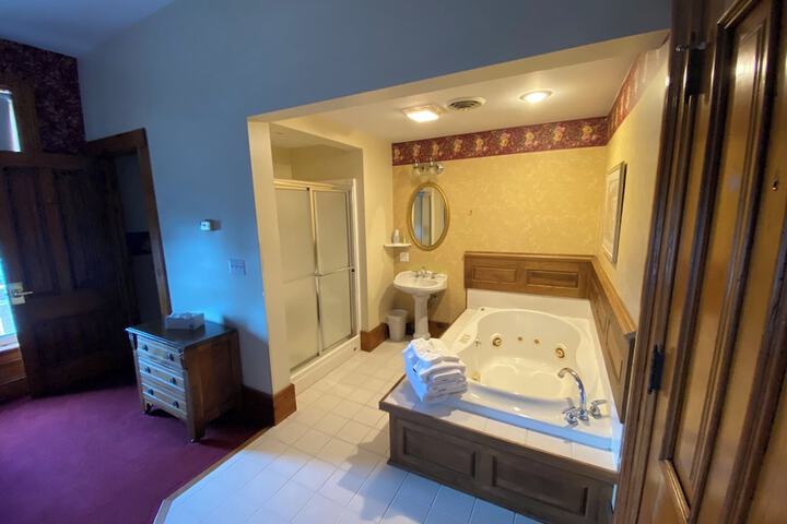 Basic Room 1 King Bed Hot Tub (3 of 38)