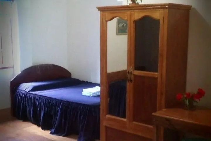 Room 5 of 16