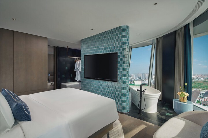 Room 7 of 93