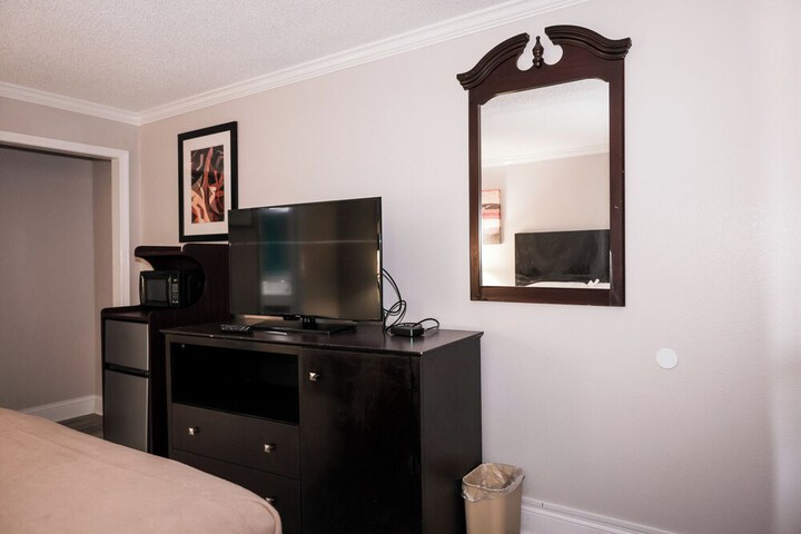 1 King Bed (3 of 9)