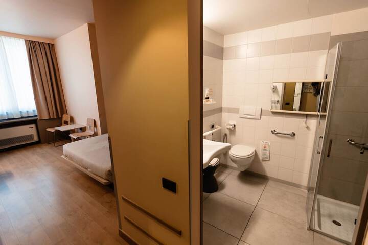 Room 16 of 70