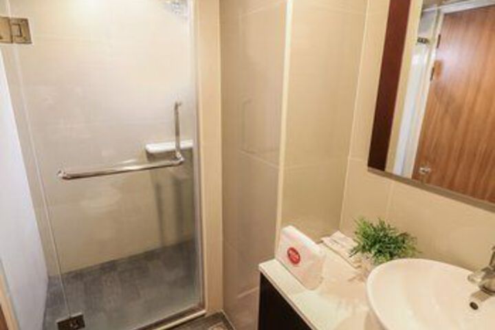 Room 4 of 100