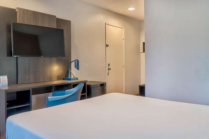 1 Queen Bed Refrigerator (4 of 5)