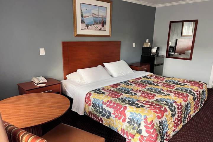 Basic King Bed (2 of 23)