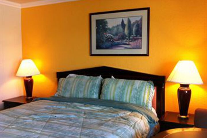 Holiday Motel in Fresno, CA