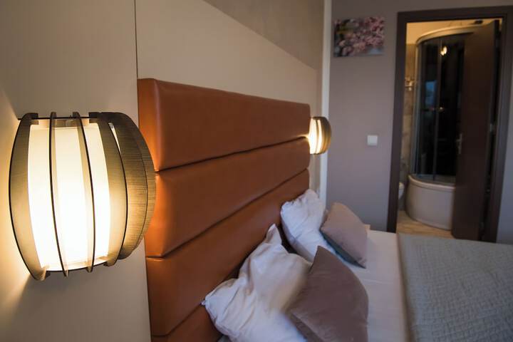 Room 33 of 80