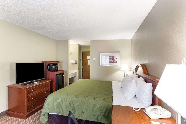 1 King Bed (1 of 14)