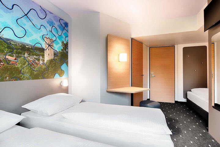 Room 8 of 25