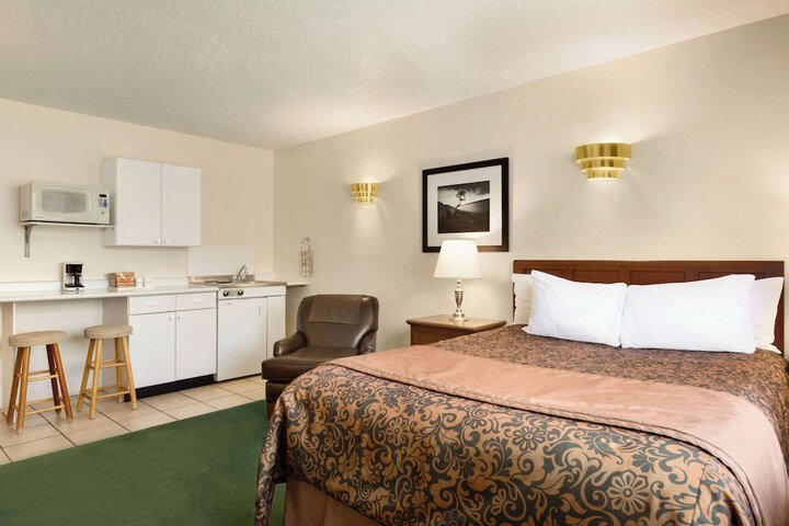 1 Queen Bed (12 of 16)