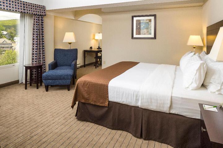 1 Queen Bed (2 of 8)