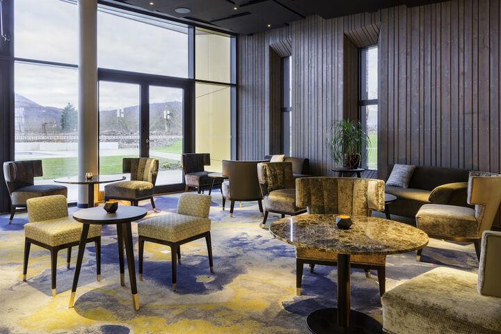 Lounge 44 of 59