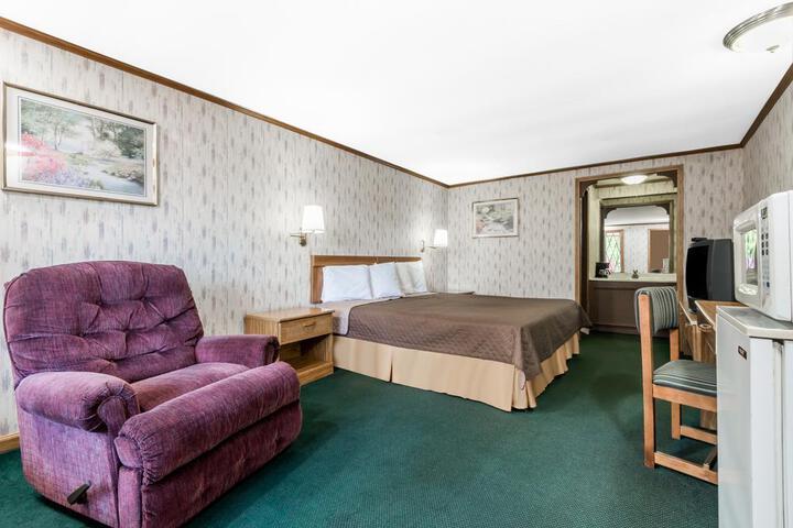 1 King Bed (1 of 11)