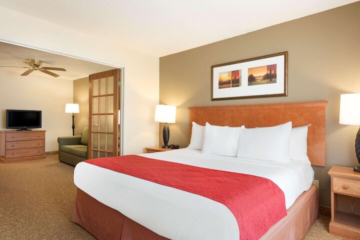 1 King Bed (2 of 4)