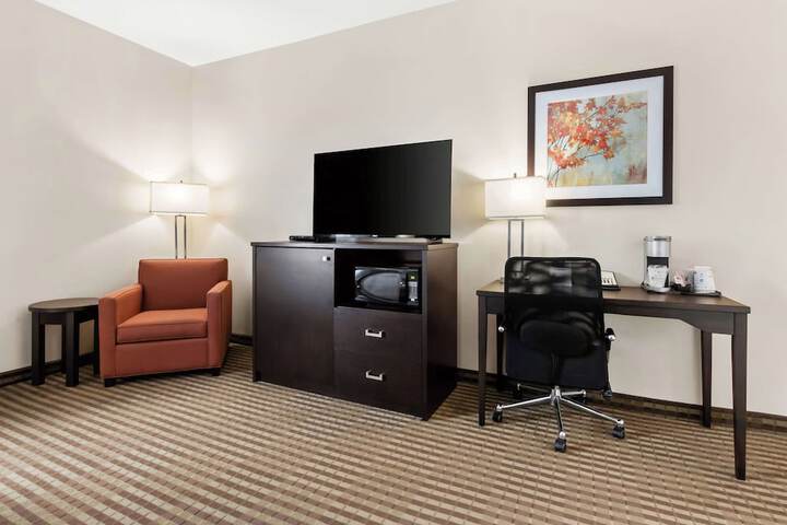 Suite 1 King Bed Sofa Bed Work Desk Microwave and Refrigerator WiFi Full Breakfast (11 of 19)