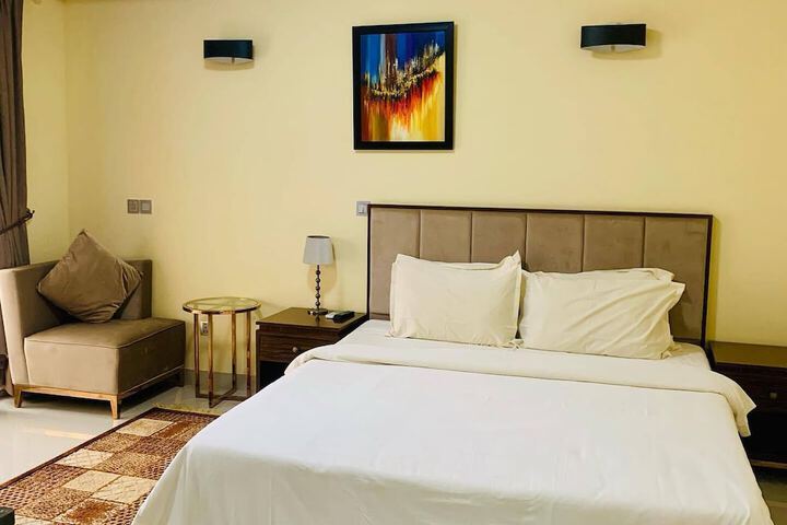 Room 9 of 34