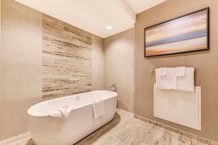 Deep soaking bathtub