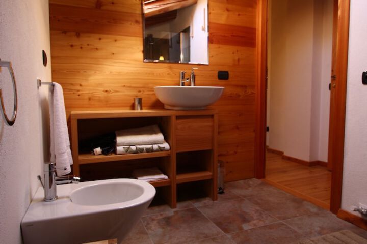 Room 10 of 16