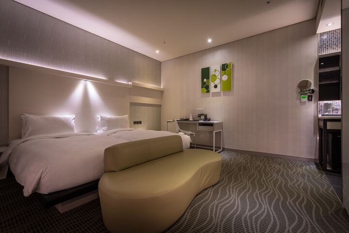 Room 12 of 36