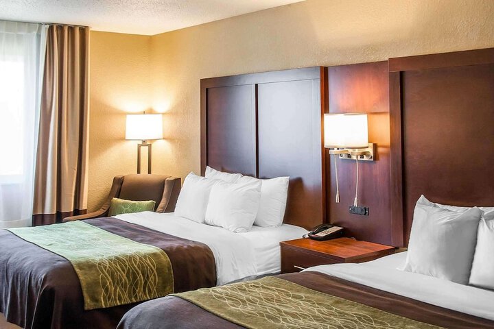 2 Queen Beds (7 of 11)