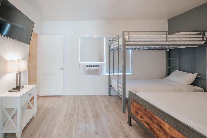 Charming Sunset Cove in Hollywood FL Free Parking in Hollywood, FL
