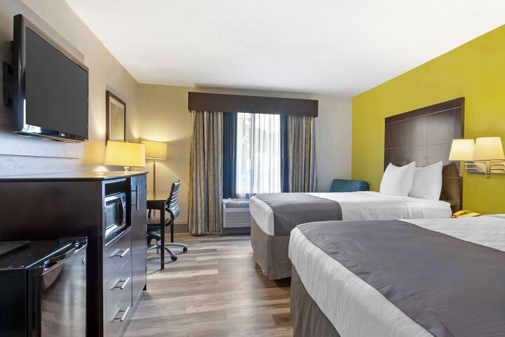 2 Queen Beds High Speed Internet Accessible Microwave and Refrigerator, Coffee Maker Iron and Ironing Board Hairdryer Full Breakfast (2 of 11)