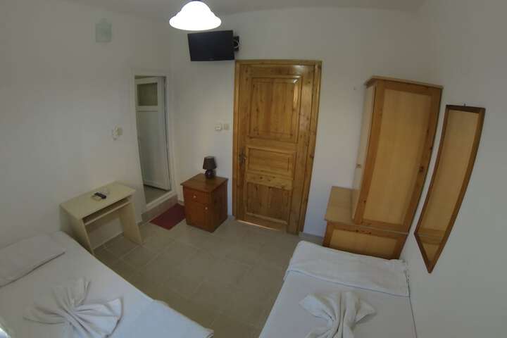 Room 10 of 99