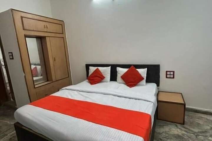 Room 4 of 8