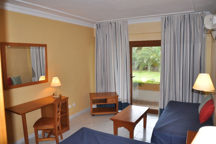 Room 4 of 132