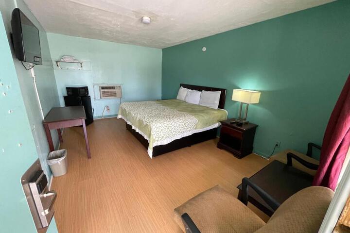 Standard Single Room 1 King Bed Bathtub (1 of 6)