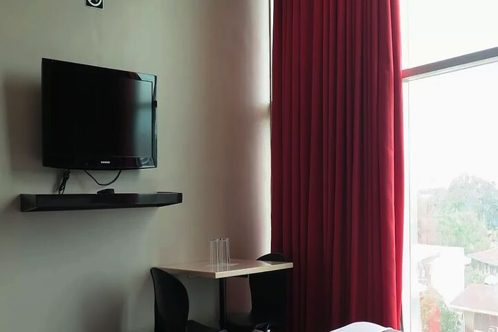 Room 9 of 32
