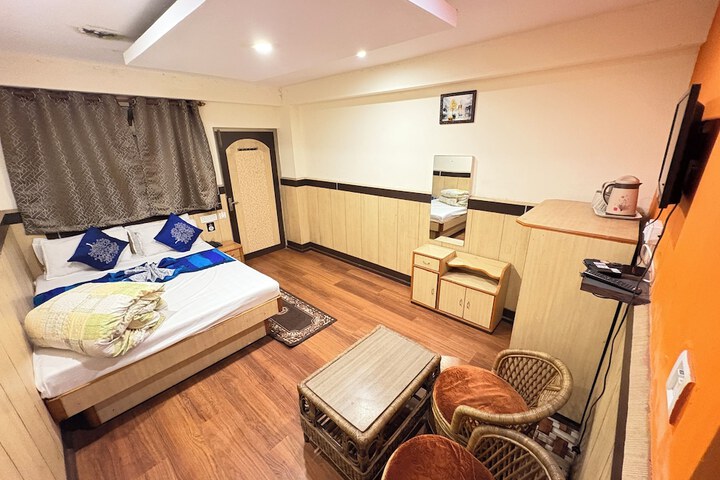 Room 8 of 18
