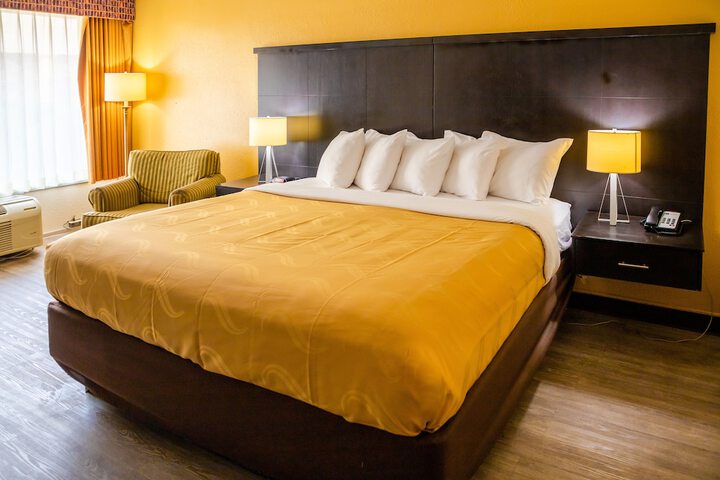 1 King Bed (8 of 31)