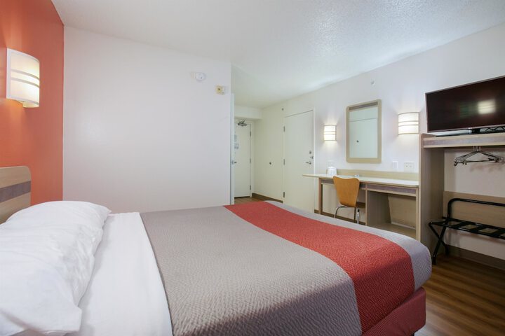1 Queen Bed (2 of 15)