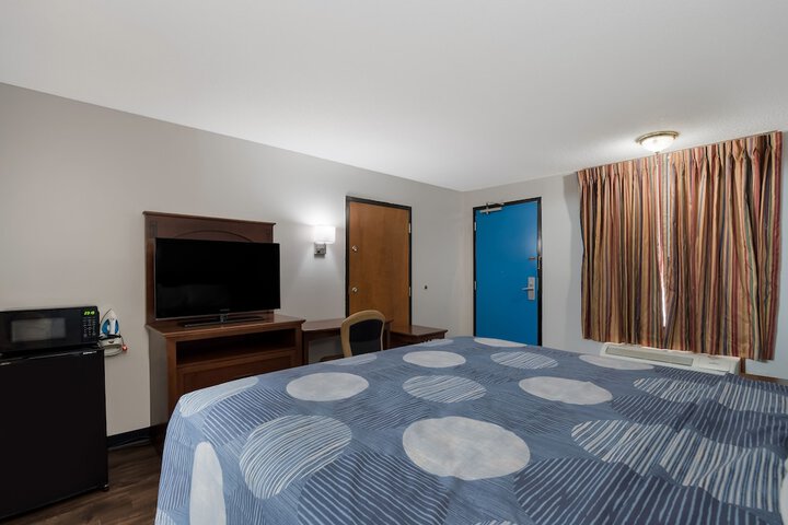 1 King Bed (11 of 19)