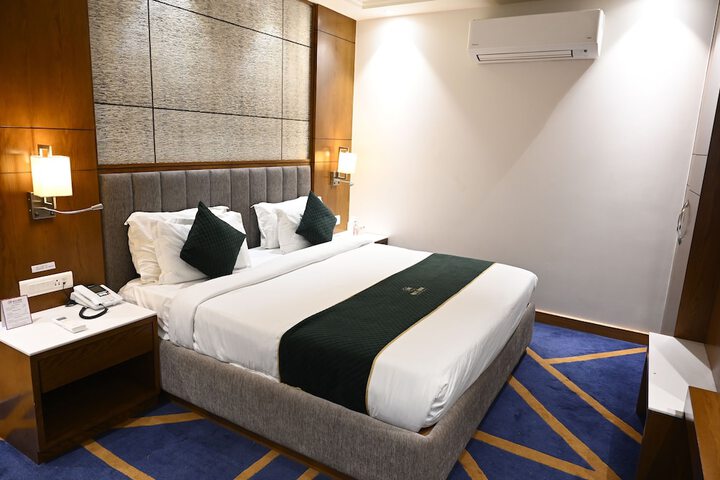 Room 2 of 37