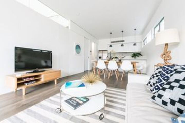 Image of Luxurious 3 Bedroom Beach Home & Parking!