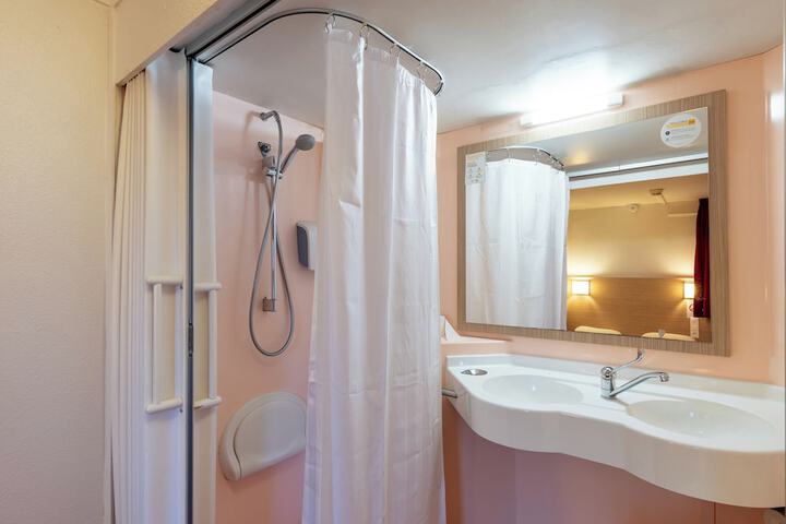 Room 15 of 33