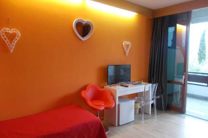 Room 10 of 34