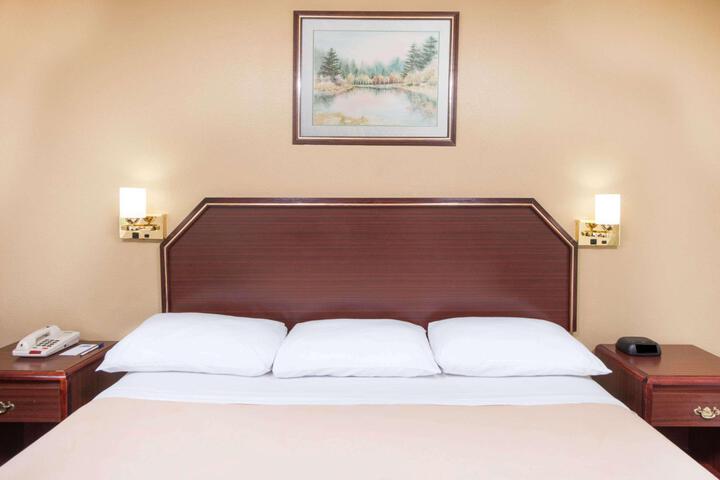 1 Queen Bed (3 of 4)