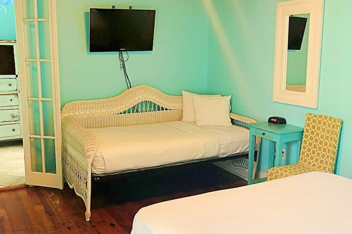 Room 17 of 102