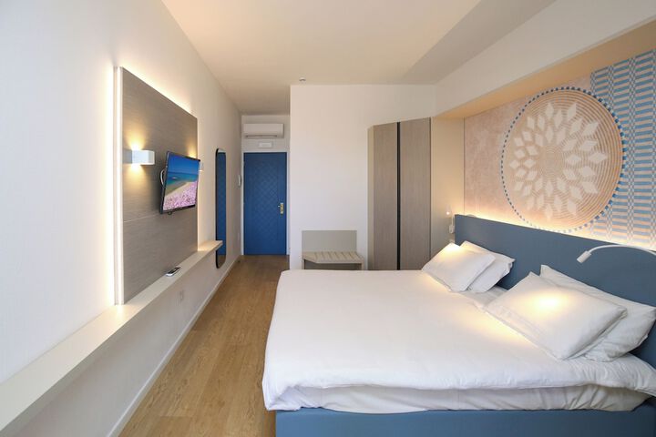 Room 43 of 221