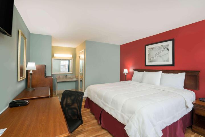 1 King Bed (4 of 7)