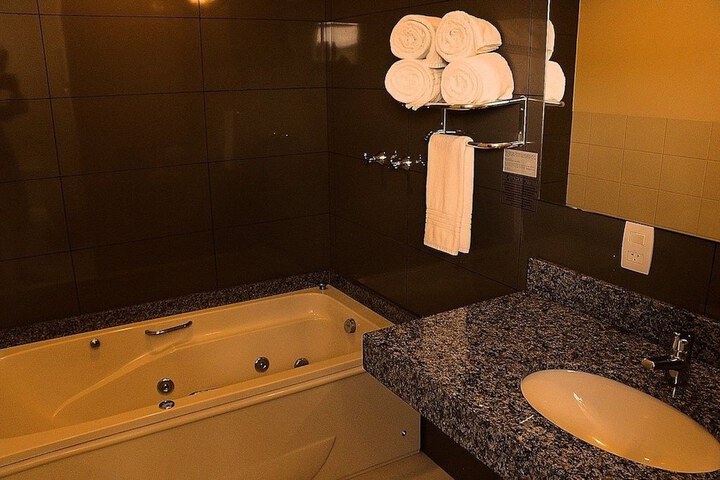 Deep soaking bathtub