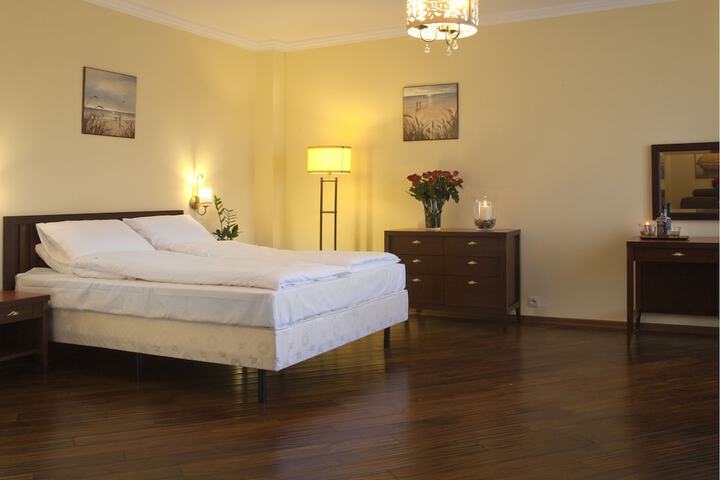 Room 3 of 37