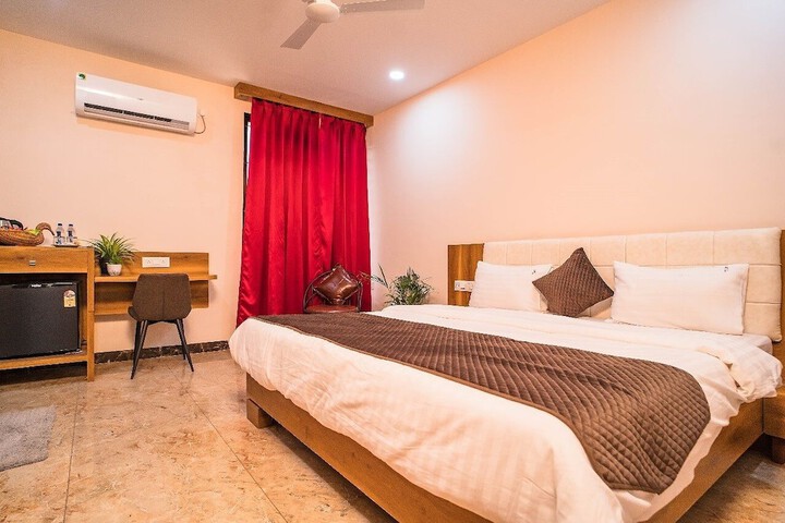 Room 12 of 28
