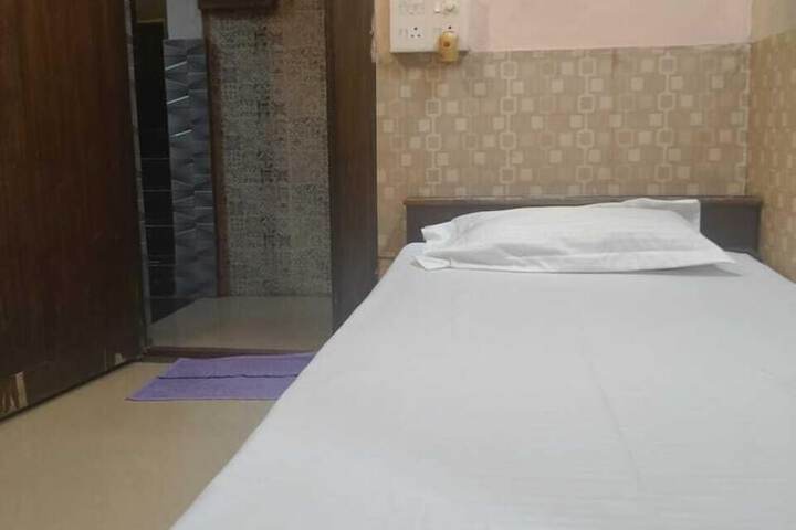 Room 6 of 12