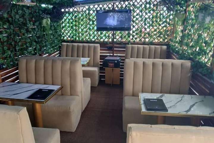 Lounge 33 of 38