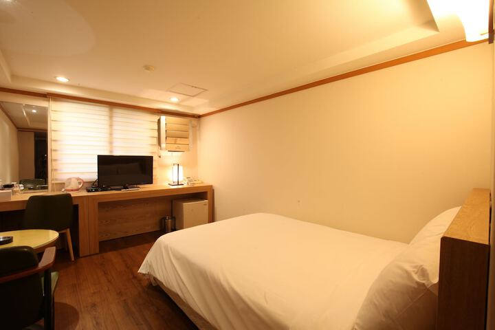 Room 10 of 60